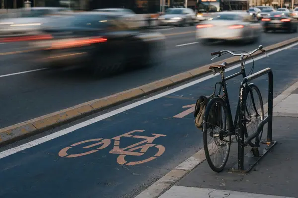 Illustration: a bicycle lane beside city traffic.