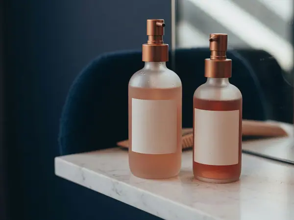 Illustration: unbranded haircare bottles on a salon shelf.
